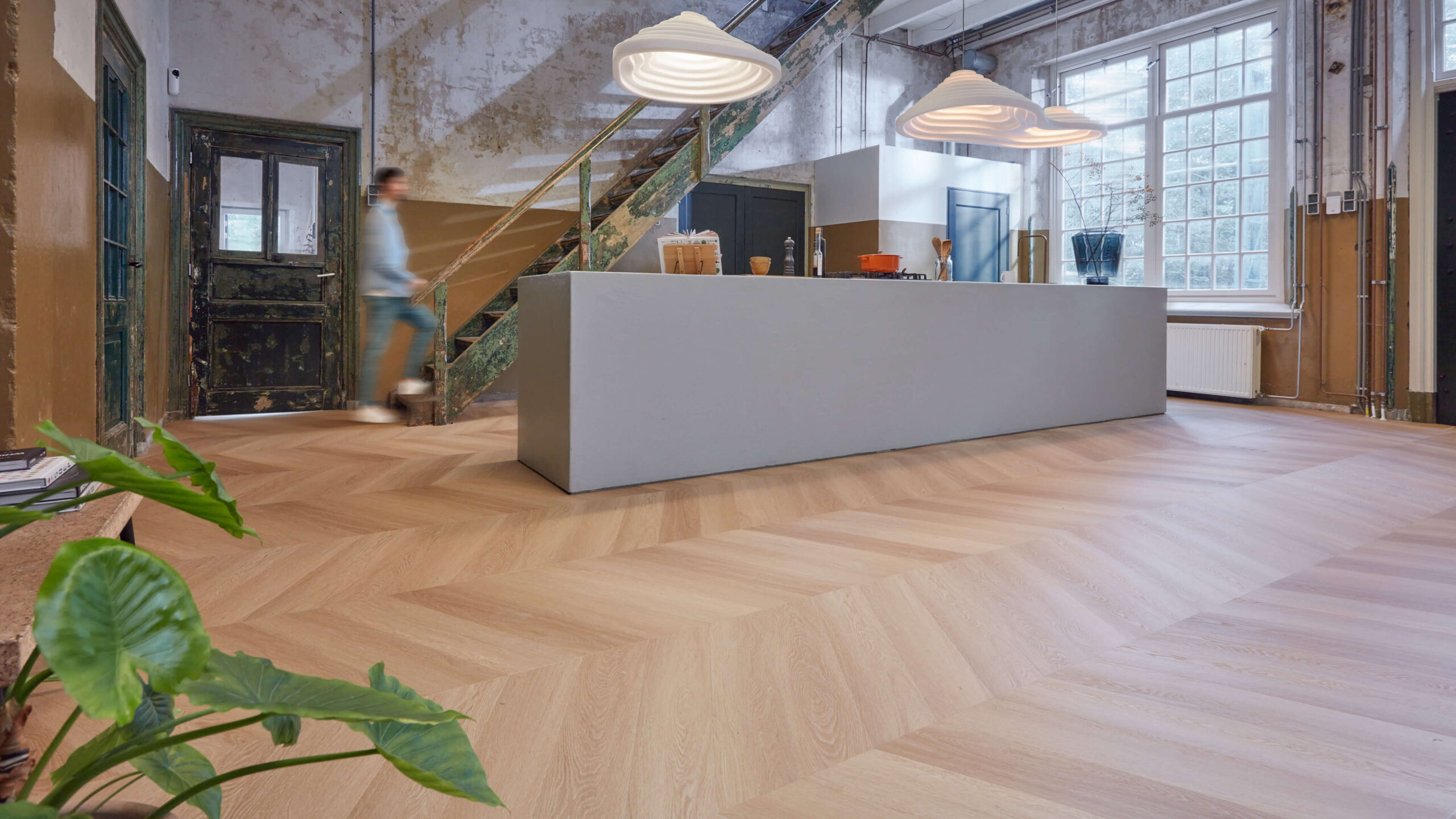 Moderne woonkamer met houten vloer